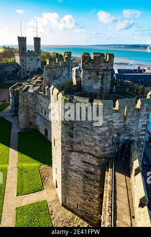 Caernarfon Castle, Gwynedd, Nordwales, Blick von den Zinnen Stockfoto