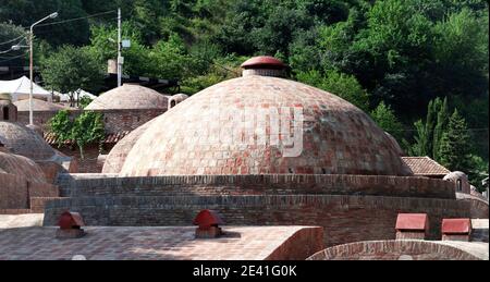 Tiflis Schwefelbäder (Abanotubani) in Sonne Sommertag, Georgien. Panoramablick. Stockfoto