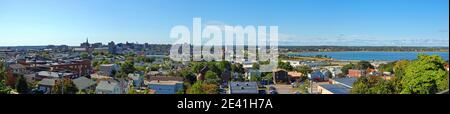 Portland City Skyline und Back Cove Panorama auf Munjoy Hill in Portland, Maine, USA. Stockfoto