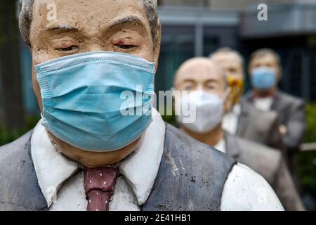 Männliche Skulpturen mit Maske während der Coronapandemie, Abstand halten, Deutschland, Nordrhein-Westfalen, Ruhrgebiet, Witten Stockfoto