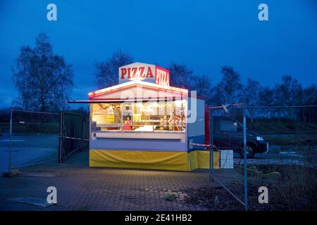 Pizza Stand am Abend, Deutschland, Niedersachsen, Emstek Stockfoto