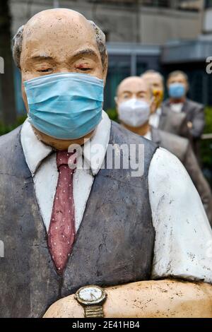 Männliche Skulpturen mit Maske während der Coronapandemie, Abstand halten, Deutschland, Nordrhein-Westfalen, Ruhrgebiet, Witten Stockfoto