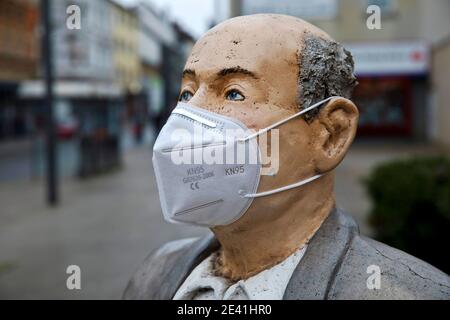 Männliche Skulptur mit FFP2 Maske während der Coronapandemie, Deutschland, Nordrhein-Westfalen, Ruhrgebiet, Witten Stockfoto