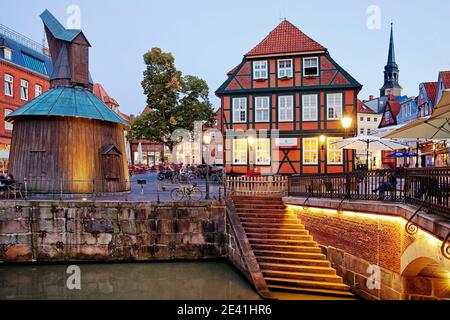 Altstadt von Stade, Hanseatischer Hafen mit Holzkran am Abend, Deutschland, Niedersachsen, Stade Stockfoto