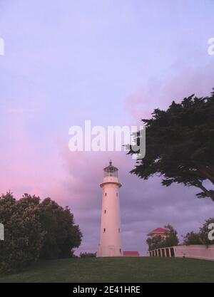 Leuchtturm auf der Tiritiri Matangi Insel im Hauraki Golf, während lila farbigen Sonnenuntergang, Neuseeland, Nordinsel, Tiritiri Matangi Insel Stockfoto