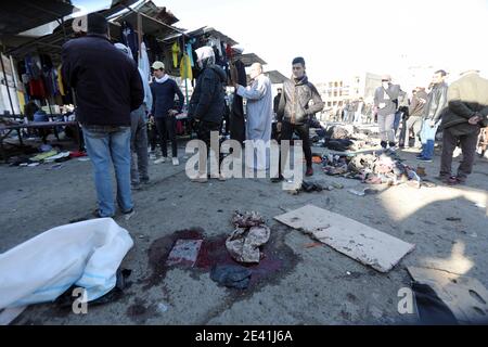 Bagdad, Irak. Januar 2021. Das Foto vom 21. Januar 2021 zeigt den durch Selbstmordattentate in der irakischen Hauptstadt Bagdad beschädigten Markt. Bei den zwei Selbstmordattentaten in der irakischen Hauptstadt Bagdad seien am Donnerstag mindestens 32 Menschen getötet und 110 weitere verletzt worden, sagte der irakische Gesundheitsminister Hassan al-Tamimi. Baghdads Krankenhäuser erhielten 32 Leichen, während 110 Verwundete zur Behandlung eingeliefert wurden, sagte al-Tamimi in einer Erklärung. Quelle: Xinhua/Alamy Live News Stockfoto