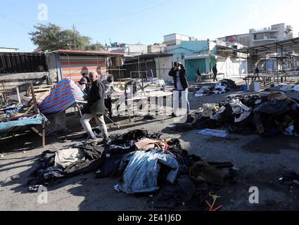 Bagdad, Irak. Januar 2021. Das Foto vom 21. Januar 2021 zeigt den durch Selbstmordattentate in der irakischen Hauptstadt Bagdad beschädigten Markt. Bei den zwei Selbstmordattentaten in der irakischen Hauptstadt Bagdad seien am Donnerstag mindestens 32 Menschen getötet und 110 weitere verletzt worden, sagte der irakische Gesundheitsminister Hassan al-Tamimi. Baghdads Krankenhäuser erhielten 32 Leichen, während 110 Verwundete zur Behandlung eingeliefert wurden, sagte al-Tamimi in einer Erklärung. Quelle: Xinhua/Alamy Live News Stockfoto