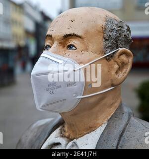 Männliche Skulptur mit FFP2 Maske während der Coronapandemie, Deutschland, Nordrhein-Westfalen, Ruhrgebiet, Witten Stockfoto