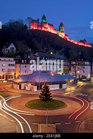 Highlight, rot beleuchtetes Schloss Altena mit Verkehrskreis am Abend in der Weihnachtszeit, Deutschland, Nordrhein-Westfalen, Sauerland, Altena Stockfoto