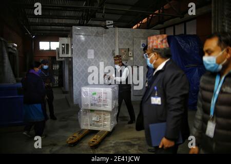 Kathmandu, Nepal. Januar 2021. Ein Arbeiter entlädt im Gesundheitsministerium in Kathmandu, Nepal, am 21. Januar 2021 Kisten mit COVID-19-Impfstoffen. Eine Million Dosen von COVID-19-Impfstoffen aus Indien kamen am Donnerstag in Kathmandu an. Quelle: Sulav Shrestha/Xinhua/Alamy Live News Stockfoto