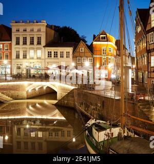 Altstadt Stade, Hanseatischer Hafen mit dem Segelschiff Willi am Abend, Deutschland, Niedersachsen, Stade Stockfoto
