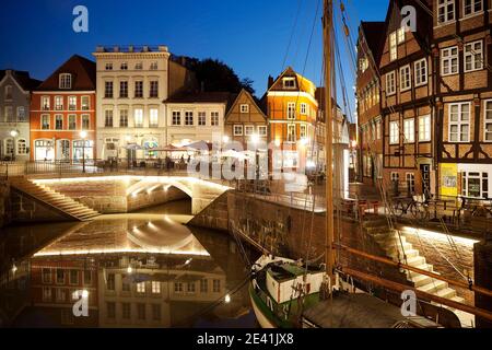 Altstadt Stade, Hanseatischer Hafen mit dem Segelschiff Willi am Abend, Deutschland, Niedersachsen, Stade Stockfoto