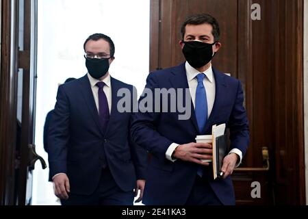 Pete Buttigieg, US-Sekretär für Transport Nominee für US-Präsident Joe Biden, rechts, trägt eine Schutzmaske bei der Ankunft in einer Senate Commerce, Science and Transportation Committee Bestätigung Anhörung in Washington, DC, USA, am Donnerstag, 21. Januar 2021. Buttigieg, verpflichtet sich, die ehrgeizige Agenda der Regierung zum Wiederaufbau der Infrastruktur des Landes durchzuführen und nennt es eine "Generationsmöglichkeit", um neue Arbeitsplätze zu schaffen, wirtschaftliche Ungleichheit zu bekämpfen und den Klimawandel einzudämmen. Quelle: Stefani Reynolds/Pool via CNP weltweit Stockfoto