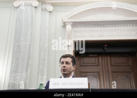 Washington, Usa. Januar 2021. Peter Buttigieg spricht im Senat Handel, Wissenschaft, und Transport Nominierung Anhörungen zu prüfen, die erwartete Nominierung von Peter Buttigieg von Indiana zum Minister für Verkehr in Washington, DC am Donnerstag, 21. Januar 2021. Foto von Ken Cedeno/UPI Kredit: UPI/Alamy Live Nachrichten Stockfoto