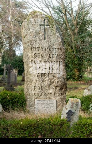 Grab von Sir Henry Morton Stanley, der bekanntermaßen Dr. Livingston fand, gekennzeichnet durch einen Granitmonolith, St. Michael & All Angels Kirche, Pirbright Surrey UK Stockfoto