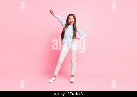 In voller Länge Körpergröße Ansicht der attraktiven schlanken froh fröhlich Mädchen tanzen feiern isoliert über rosa Pastellfarbe Hintergrund Stockfoto