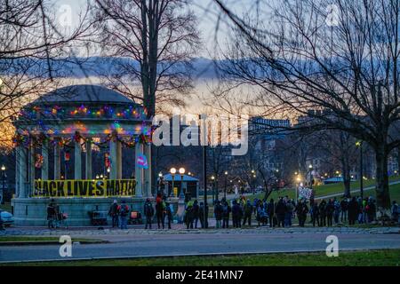 20. Januar 2021, Boston, Massachusetts, USA: Anti-Trump-Gruppen veranstalten "No Honeymoon for Biden"-Kundgebung und fordern eine progressive Agenda für ein neu gewähltes Biden-Harris auf Boston Common. Quelle: Keiko Hiromi/AFLO/Alamy Live News Stockfoto