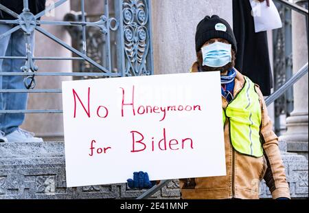 20. Januar 2021, Boston, Massachusetts, USA: Anti-Trump-Anhänger hält während der Kundgebung "No Honeymoon for Biden" ein Schild mit dem Titel "No Honeymoon for Biden" ab, in dem eine progressive Agenda für eine neu gewählte Biden-Harris-Regierung auf Boston Common gefordert wird. Quelle: Keiko Hiromi/AFLO/Alamy Live News Stockfoto
