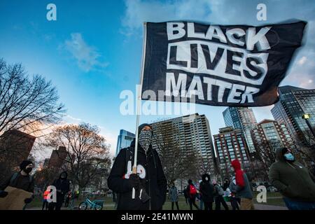 20. Januar 2021, Boston, Massachusetts, USA: Anti-Trump-Anhänger hält ein Zeichen "Black Lives Matter" während der "No Honeymoon for Biden"-Kundgebung mit der Forderung nach einer progressiven Agenda für eine neu gewählte Biden-Harris-Regierung auf Boston Common. Quelle: Keiko Hiromi/AFLO/Alamy Live News Stockfoto