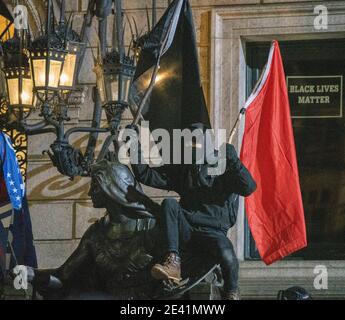 20. Januar 2021, Boston, Massachusetts, USA:der Protestant hält anarchistische Flaggen während einer Kundgebung, die eine progressive Agenda für eine neu gewählte Biden-Harris-Regierung am Copley Square fordert. Quelle: Keiko Hiromi/AFLO/Alamy Live News Stockfoto