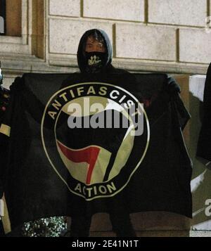 20. Januar 2021, Boston, Massachusetts, USA:der Protestant hält eine Antifa-Flagge während einer Kundgebung, die eine progressive Agenda für eine neu gewählte Biden-Harris-Regierung am Copley Square fordert. Quelle: Keiko Hiromi/AFLO/Alamy Live News Stockfoto