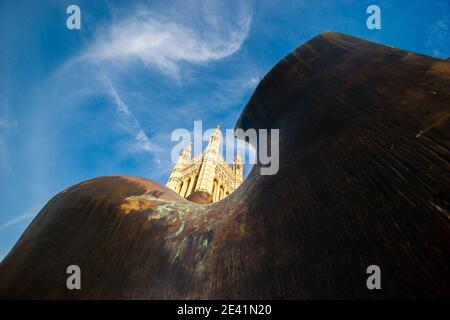 Victoria Tower Westminster und Henry Moore's Knife Edge zweiteilig Skulptur auf College Green - London Großbritannien Stockfoto