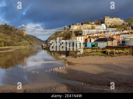 Blick auf die Clifton Suspension Bridge River Avon und die Avon Gorge aus dem Cumberland Basin in Bristol Stockfoto