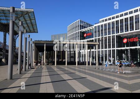 KÖLN, DEUTSCHLAND - 21. SEPTEMBER 2020: Menschen gehen durch die Zentrale der HRS-Gruppe in Köln. HRS ist ein Reiseunternehmen, das Marken wie Hote besitzt Stockfoto