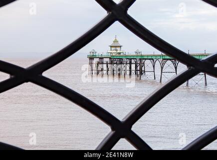 Clevedon Pier eingerahmt durch die schmiedeeiserne Ballustrade der Strandpromenade - Somerset UK Stockfoto