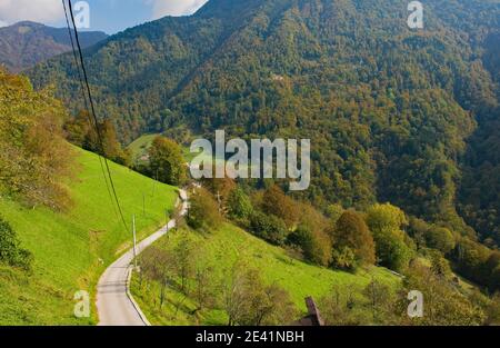 Die Herbstlandschaft bei Zadlaz-CADRG und Zatolmin im Tolmin Bezirk der slowenischen Küstenregion oder Primorska Region der westlichen Slowenien Stockfoto