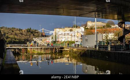 Die Brunel Lock Eingang und Ausgang zum Bristol Floating Harbour Mit der Clifton Suspension Bridge und Clifton in der Ferne - Bristol UK Stockfoto