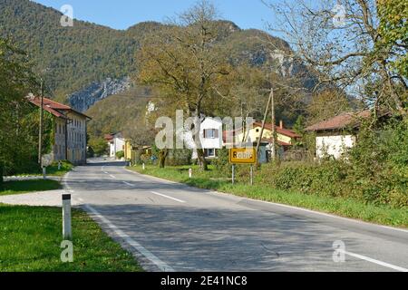 Das Dorf Robic bei Kobarid im slowenischen Küstenland Oder der Region Primorska im Westen Sloweniens Stockfoto