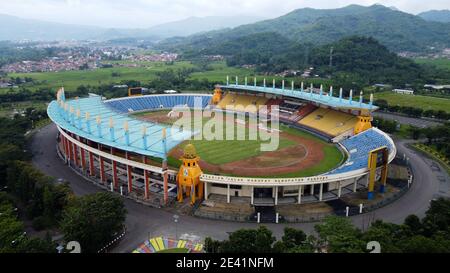 Luftaufnahme des Fußballstadions in Bandung City, Indonesien. Sonnenuntergang/Sonnenaufgang und Lärmwolke. Drohne erschossen. Bandung, Indonesien - 04 22 2021 Stockfoto