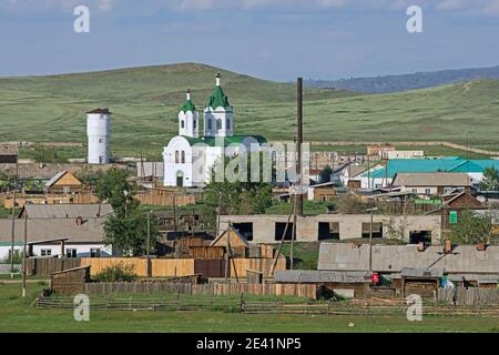 Typische weiße orthodoxe Kirche mit grünem Dach in einem kleinen Dorf im ländlichen Südsibirien, in der Nähe des Baikalsees zwischen Ulan Ude und Irkutsk, Russland Stockfoto