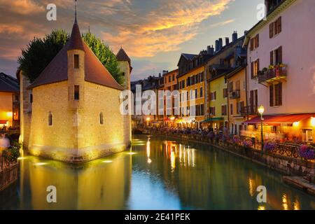 Annecy, Frankreich, - 20. August 2020: Palais de l'Isle, beliebtes Wahrzeichen in Annecy, der Hauptstadt von Savoyen, genannt Venedig der Alpen, Frankreich Stockfoto