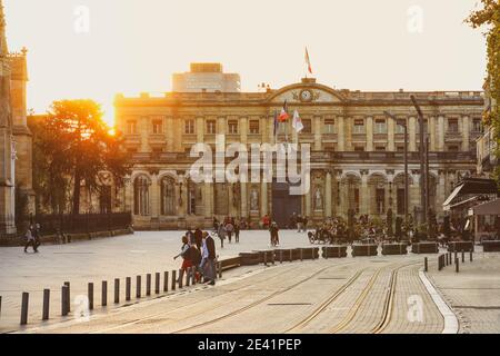 Bordeaux, Frankreich - 1. Oktober 2020 : Bordeaux Rathaus Palast Rohan auf dem Pey-Berland Platz Frankreich im Vintage-Stil Stockfoto