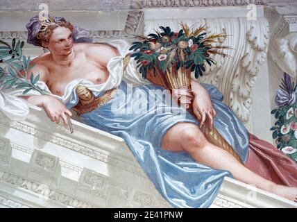 Gemaltes Portal mit der allegorischen Figur des Überflusses, erbaut ca. 1564 Stockfoto