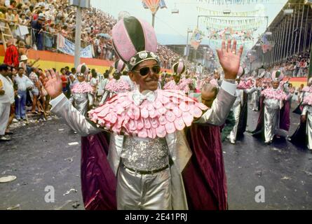 Angenor de Oliveira, bekannt als Cartola ( 11. Oktober 1908 – 30. November 1980), fotografiert während der 1978 Rio de Janeiro Samba Schulen Parade, war ein brasilianischer Sänger, Komponist und Dichter, als eine wichtige Figur in der Entwicklung von Samba, War einer der Gründer von GRES Estacao Primeira de Mangueira, einer der beliebtesten Samba-Schulen in Brasilien. Stockfoto