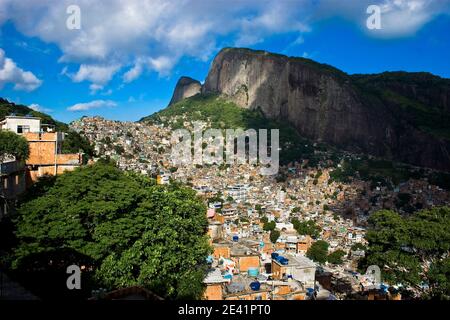 Favela da Rocinha (Rocinha Shantytown), die größte Favela Brasiliens, befindet sich in Rio de Janeiro Süd-Zone, auf einem steilen Hügel gebaut. Stockfoto