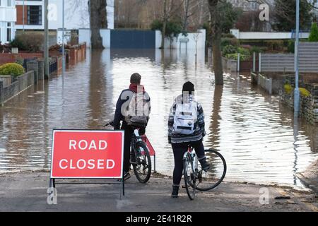 Hereford, Herefordshire - Donnerstag, 21. Januar 2021 - die Zuschauer halten an, um die ausgedehnten Überschwemmungen vom Fluss Wye in der Greyfriars-Gegend der Stadt zu sehen. Diese gleichen Grundstücke wurden im Februar 2020 und Oktober 2019 überflutet - die Wye wird voraussichtlich am Donnerstagabend auf ca. 5.3 bis 5.8 Meter hoch sein. Foto Steven May / Alamy Live News