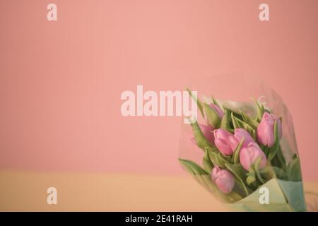 Tulpen auf rosa Hintergrund für einen Womens Day, Muttertag, 8. märz oder Valentinstag. Nahaufnahme. Das Konzept der Feiertage und Guten Morgen Wünsche. Stockfoto