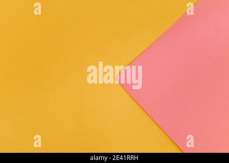Abstrakter zweifarbiger rosa und gelber Hintergrund mit Papiertextur, moderner Hintergrundstil