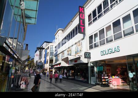 KREFELD, DEUTSCHLAND - 18. SEPTEMBER 2020: Die Menschen besuchen die Einkaufsstraße in Krefeld. Krefeld ist die 14. Größte Stadt des Landes Nordrhein-West Stockfoto