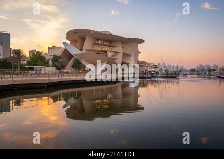 Schöne Aussicht auf Katar National Museum während des Sonnenuntergangs