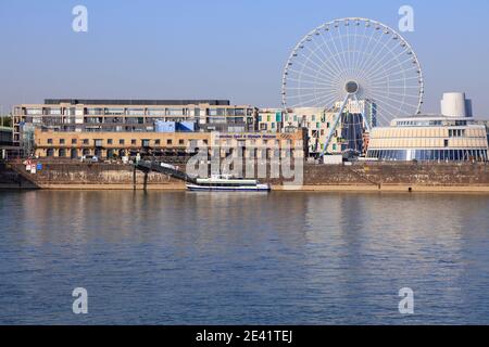 KÖLN, DEUTSCHLAND - 21. SEPTEMBER 2020: Sehenswürdigkeiten in Köln, Deutschland. Das ehemalige Hafengebiet wurde im Rahmen eines Stadterneuerungsprojekts sanierung Stockfoto