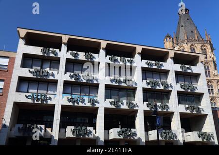 KÖLN, DEUTSCHLAND - 22. SEPTEMBER 2020: Moderner und alter Teil des Rathauses in Köln. Köln ist die viertbevölkerungsreichste Stadt in G Stockfoto