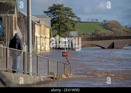 Swansea, Großbritannien. Januar 2021. Die Quay Area von Carmarthen heute, die durch den Fluss Towy bersten seine Ufer nach all den Niederschlägen von Storm Christoph überflutet wurde. Quelle: Phil Rees/Alamy Live News Stockfoto