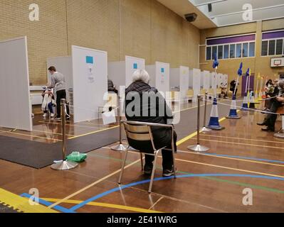 Ältere Bürger warten auf die erste Dosis der Pfizer Covid-Impfstoff in einer Einrichtung der Royal Free Krankenhaus in London, England, Großbritannien Stockfoto