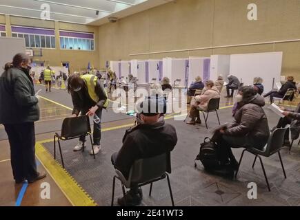 Ältere Bürger warten auf die erste Dosis der Pfizer Covid-Impfstoff in einer Einrichtung der Royal Free Krankenhaus in London, England, Großbritannien Stockfoto