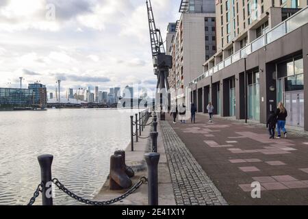 London Docklands Promenade, Blick tagsüber. Stockfoto